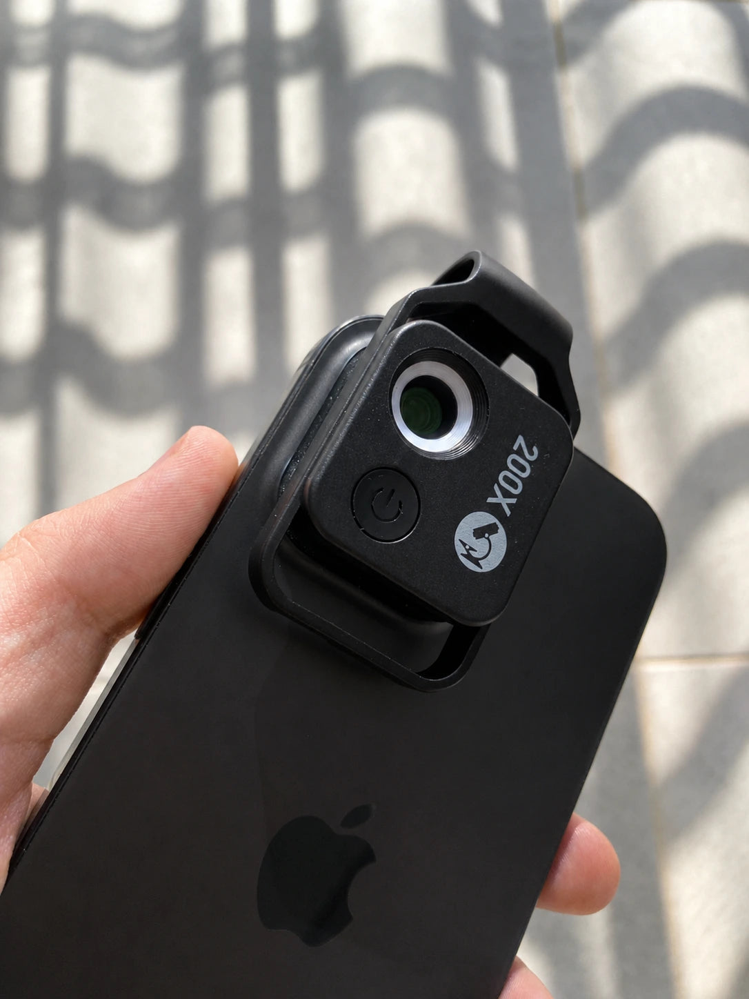 MacroVio clipsé sur l'objectif photo du smartphone